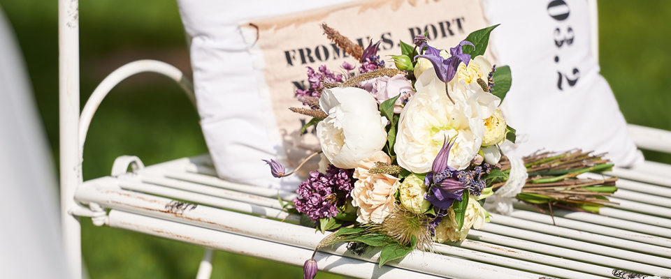 Glueckliche-Brautpaare_Strauss_Freier-Redner